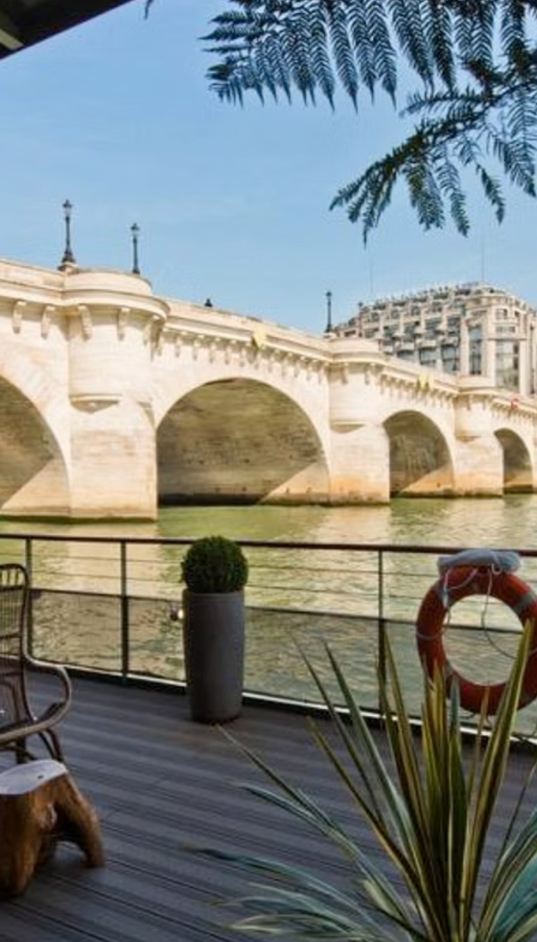 Vue depuis le pont de la péniche : le Pont Neuf et la Samaritaine de l'autre côté de la Seine