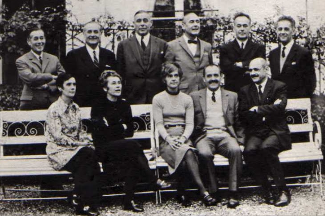 Portrait noir et blanc de la fratrie Joly et de leurs conjoints