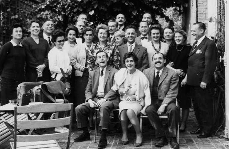 Réunion de la fratrie Joly et de leurs conjoints dans un jardin